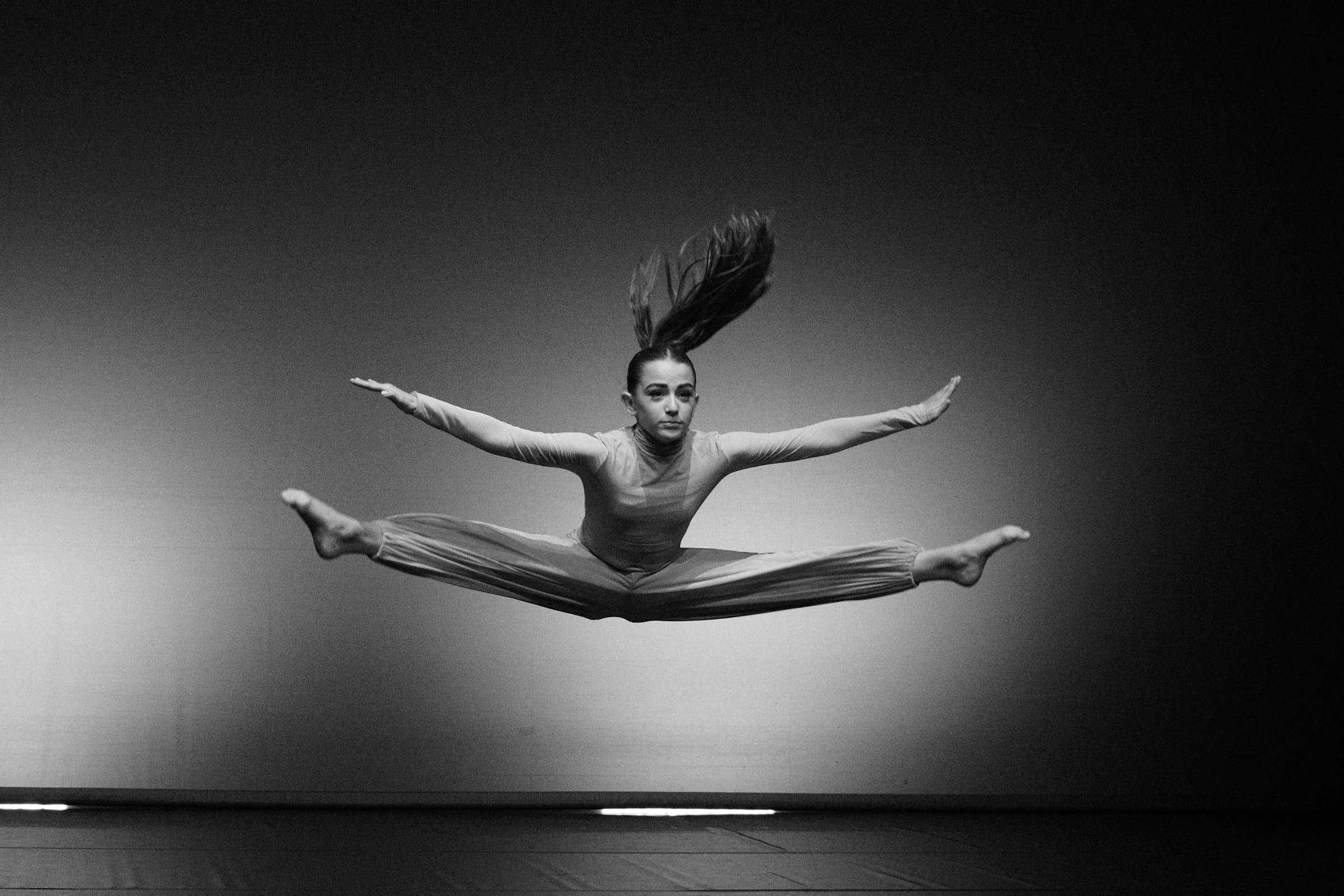 Alumnas de la Escola de Dansa Miriam Beltrán durante una clase en Blanes