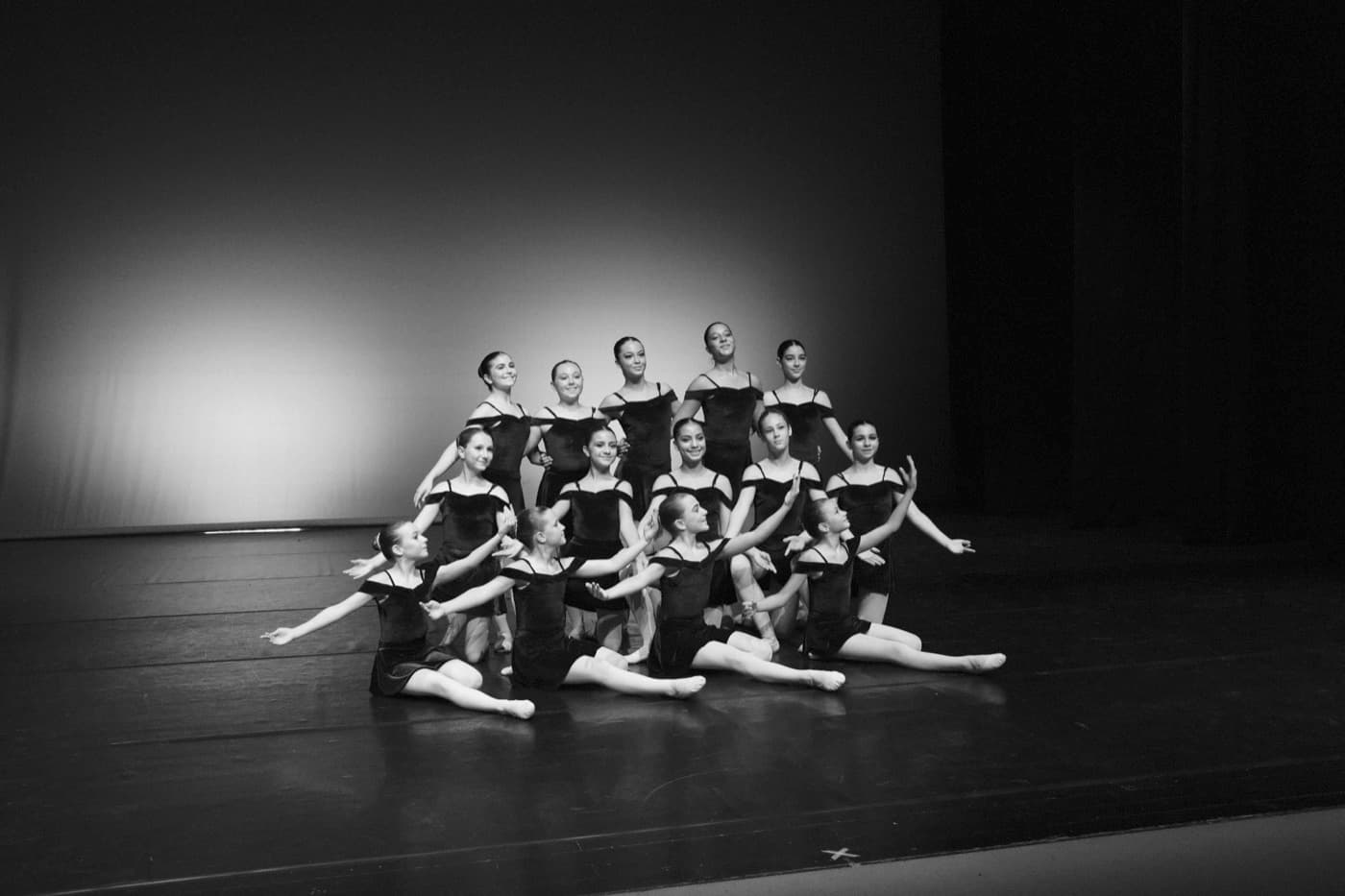 Grupo de alumnas a contraluz sobre el escenario — Escola de Dansa Miriam Beltrán