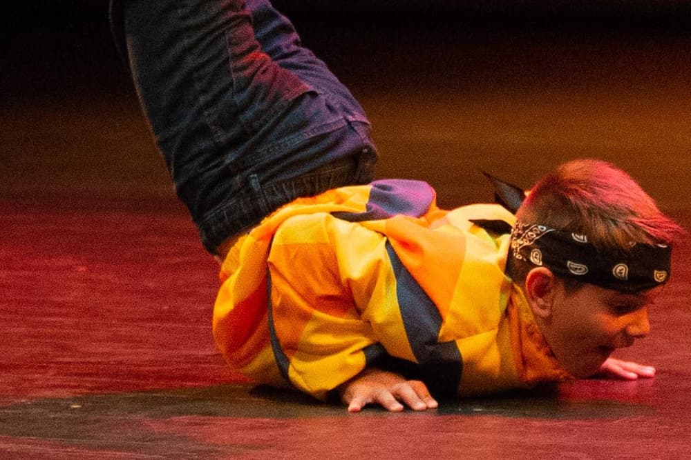 Alumnas y alumnos de hip hop de la Escola de Dansa Miriam Beltrán
